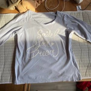 Blå tröja - Kortare i ärmarna. Bredd: 37cm Längd: 46cm