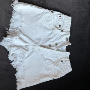 Vita jeansshorts  - Vita somriga jeansshorts som har knappar, inte använda.💓