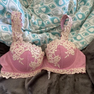 Skit snygg intimissimi bh💘 - Så snygg färg! Perfekt till sommarn! Den är köpt för någon vecka sen men insåg när jag kom hem att jag köpte i en för liten storlek🙈 Den har inga defekter och kan postats direkt när ni trycker på köp! Nypris är 500💕