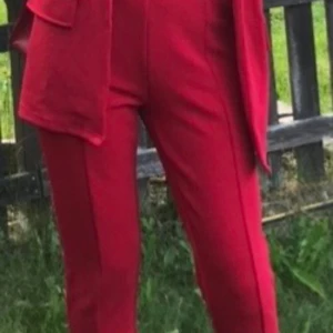 Röd kavaj - Orginalpris: 309kr Kavaj- Axel: 38,5 cm, Längd: 70/67cm, Ärmlängd: 55cm, Byst: 97cm, Midjastorlek: 95cm, Manschett: 28,8cm  Byxor- Längd: 99cm, Midjestorlek: 63cm, Höft storlek: 85cm, Lår: 51,2cm 