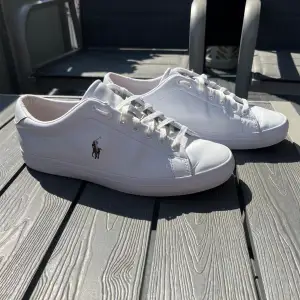 Ett par vita Polo Ralph Lauren skor i storlek 44. Dem är använda max 5 gånger och är i toppskick.   Nypriset 1500kr  Säljer för 650+frakt