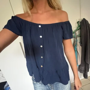 Off shoulder blus  - Marinblå topp💕