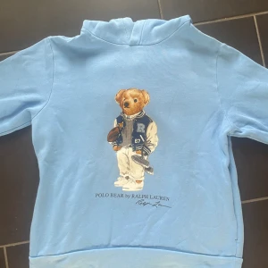 Polo Ralp lauren Teddy bear hoodie  - Säljer min Polo Ralp lauren hoodie med ett tyck på magen då den har blivit för liten. Skick 8/10 finns inga märken eller fläckar men har används några gånger. Köpt för 1800kr Passar både strl XS och S! 