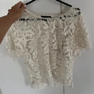 Vit spets topp - Så söt spets topp, perfekt att ha till en vanlig outfit, på fest eller över bikini till stranden❣️