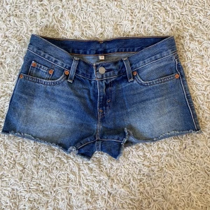 Jeans shorts - Säljer mina jätte snygga lågmidjade jeans shorts från Levis som inte kommer till användning längre💕 jätte bra skick och knappt använda. Har inga bilder på!