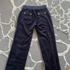 Juicy Couture - Använda ca 4 gånger och säljer då jag inte använder de längre, men de är i väldigt bra skick 