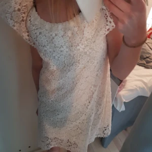 Vit klänning  - Den är i bra skick. Har använts några gånger. Superfin! Fick den begagnad. 