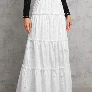 Vit sthlmstil tjol - Säljer denna fina sthlmstil tjol , original priset är 259 men säljer för 150kr. Jag är 160 och man ser på andra bilden hur den sitter på mig.