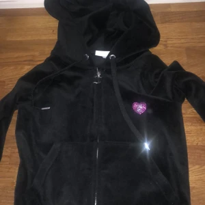 Juicy couture hoodie  - Svart juicy couture hoodie med strasstenar fram och bak på ryggen.  Väldigt fint skick. 🌟  Vid snabb affär kan priset diskuteras. ✨