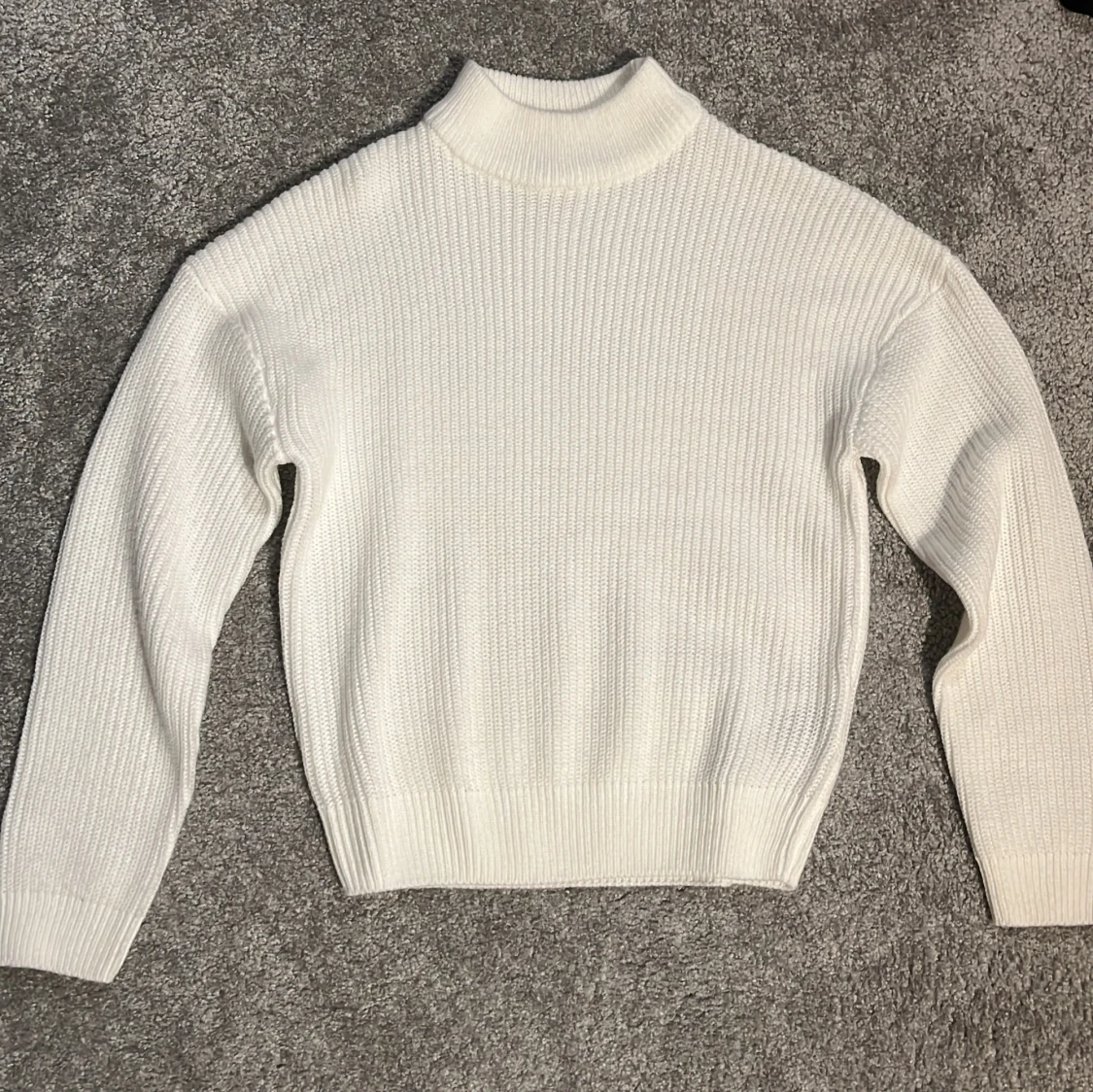 Vit stickad tröja