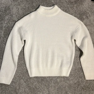 Vit stickad tröja - En vit fin tröja som du kan använda på sommarkvällarna. Använd två gånger. 