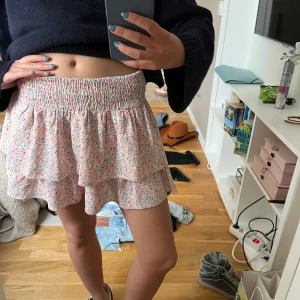 Volangkjol - Så fin o somrig volangkjol! Går att ha både hög och lågmidjat❤️lappen sitter inte kvar så vet tyvärr inte vart den kommer ifrån!