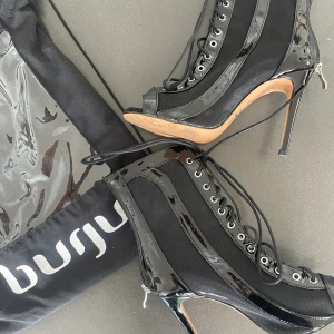 Burju Shoes Sierra  - Säljer mina Burju Shoes Sierra med tillhörande dustbag pga för hög klack. Endast använda en gång.   Nypris - 2000 kr (ink frakt)  Klackhöjd - 4.2 inches (10.668 cm)  Sula - gjorda för dansgolv inomhus