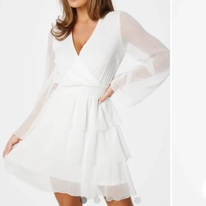 Klänning - Hej! Säljer en jätte fin klänning från bubbleroom. Aldrig använd  Storlek 38