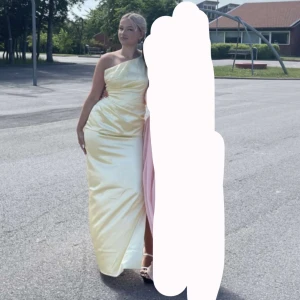 Balklänning - Säljer min gammla balklänning från bubleroom stl 38, jätte fin från 9 ans bal. Jag är 164 cm lång, slits vid benet