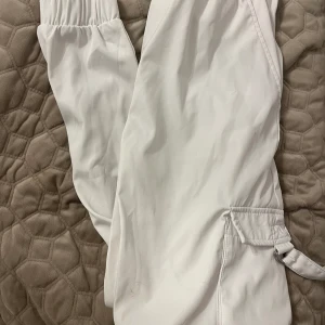 Oanvända Cargo byxor - Oanvända cargo byxor i strl XS Köparen står för frakten men finns även att hämta i Halmstad/Laholm 🌟