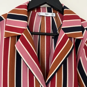 Blus mango  - Blus från Mango. Fina sommar färger! Som ny! Storlek M men passar mig med storlek S också ! 