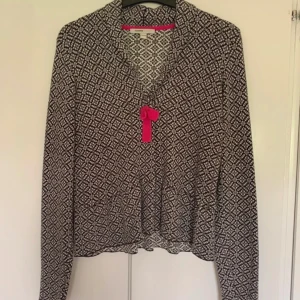 Kofta tröja omlottkofta omlottröja Odd Molly rosett rosetter bow detaljer stockholmstil  - Kofta med rosett som liknar Odd Molly! Bra skick.