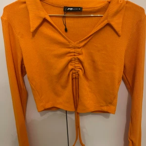 Orange crop top  - Använd 1 gång,  Strl M men passar mer en S🎀 Köparen står för frakten men finns även att hämta i Halmstad/Laholm 🌟