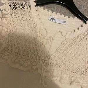 jätte söt Zara topp - storlek S. Denna tröjan säljer jag då den aldrig kommit till användning. 