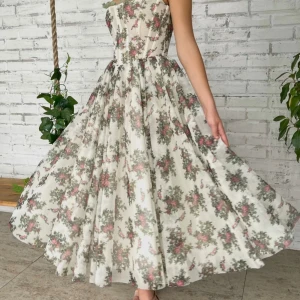 Teuta Matoshi klänning!! - Använd endast 1 gång, så helt som ny!!  Nypris ca 9000kr men det tillkommer fraktkostnad och tull från hemsidan. 