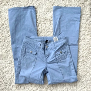 Lågmidjade Bootcut jeans  - Så snygga lågmidjade Bootcut jeans från h&m, stolek 36 men stretchiga så kan nog även passa en 38. eftertraktade och slutsålda. Innerbenslängd:75 midjemått:36 (+ mycket stretch) sker via köp nu, jag postar inom 24h