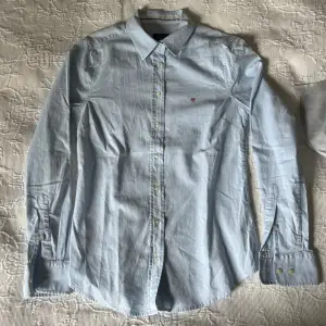 Fin Gant skjorta i en väldigt vacker ljusblå färg, i storlek 36, knappt använd