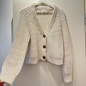 Kofta / cardigan - Jättefin stickad kofta/cardigan från H&M som knappast kommit till användning🩷mycket fint skick.   Skriv vid frågor eller fler bilder🫶🏼