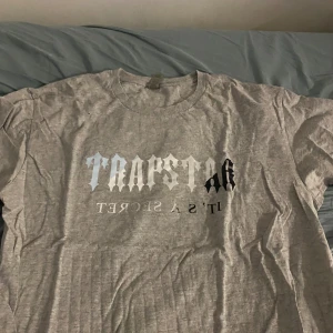 T-SHIRT - Nytt skick aldrig använd.