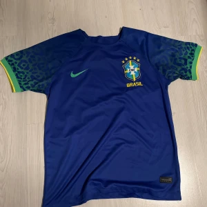 Fotbolls tröja Brasilien  - Säljer Brasiliens landslagstörja, då den är för litet för mig och använt den minst 3 gånger. Väldigt skön för sommaren! Priset kan diskuteras