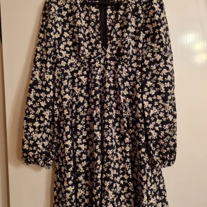 Blommig klänning  - Blommig klänning av märket shein i storlek medium, den är I mycket bra skick och har inga fel eller brister