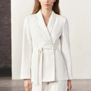 Kavaj från zara med bälte  - Använd ett par gånger. Nypris 1000 kr. Säljes för 300