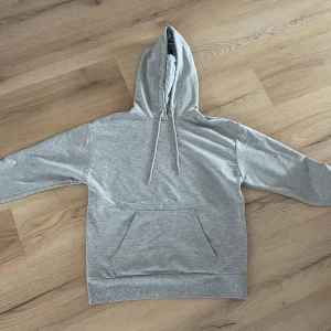 Hoodie - Grå hoodie från carlings, inköpt för ett flertal år sedan men är i fint skick! 