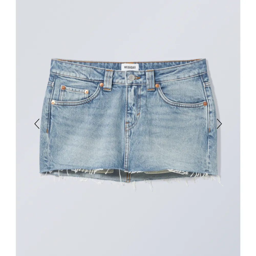 Helt ny weekday mini jeans kjol. Aldrig använd och prislapp kvar. Storlek 40. slut på hemsidan . Shorts.