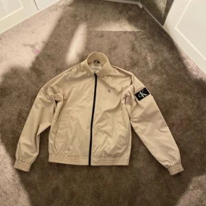 Calvin Klein jacka - Säljer min Calvin Klein jacka, då den inte kommer till användning längre. Ny pris är 1600 kr. Den är använd tre till fyra gånger. Inga defekter. Pris kan diskuteras. 