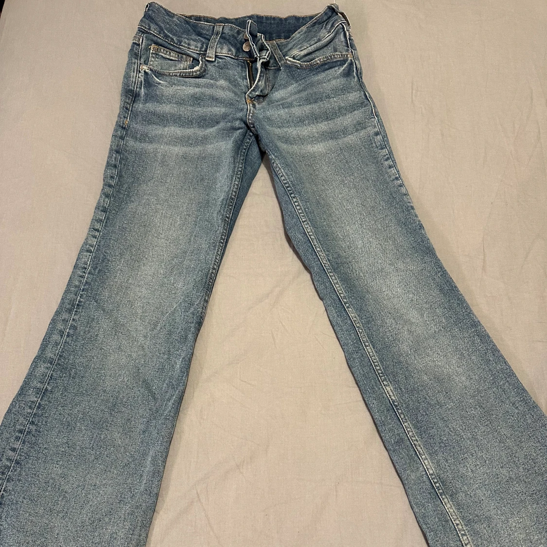 Low waist jeans with pockets