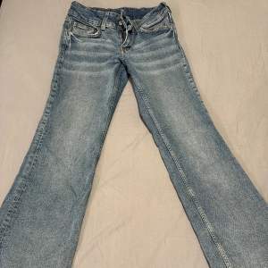 Säljer dessa jeans då jag inte får någon användning av de💗💗jättefina low waist bootcut jeans. 