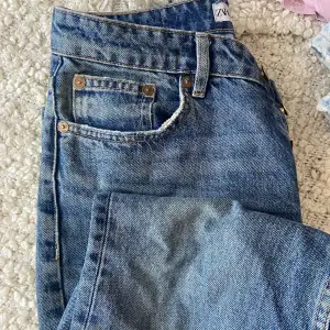 Raka jeans från Zara. Några små hål finns (se bild 3) men de syns inte när man har på byxorna! 