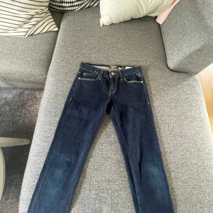 Replay jeans mörkblå  - W27 L32,slim/ skinny fit,inga skador, typ aldrig använda, Ställ frågor om du undrar.