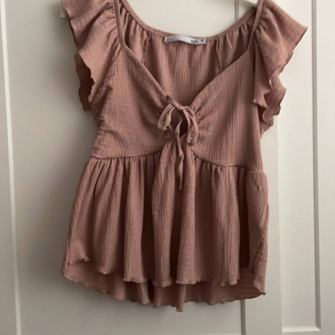 Säljer denna jätte fina rosa sommar tröjan/ toppen kommer inte till användning. Skulle blivit jätte fin nu inför sommaren.:)