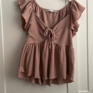 Säljer denna jätte fina rosa sommar tröjan/ toppen kommer inte till användning. Skulle blivit jätte fin nu inför sommaren.:) - Säljer denna jätte fina rosa sommar tröjan/ toppen kommer inte till användning. Skulle blivit jätte fin nu inför sommaren.:)