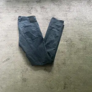 Säljer dessa slim fit replay jeans i modellen ”anbass hyperflex”. Storleken är W32 L34 och färgen är svart. Inga skador på plagget men passar inte mig då de är för stora