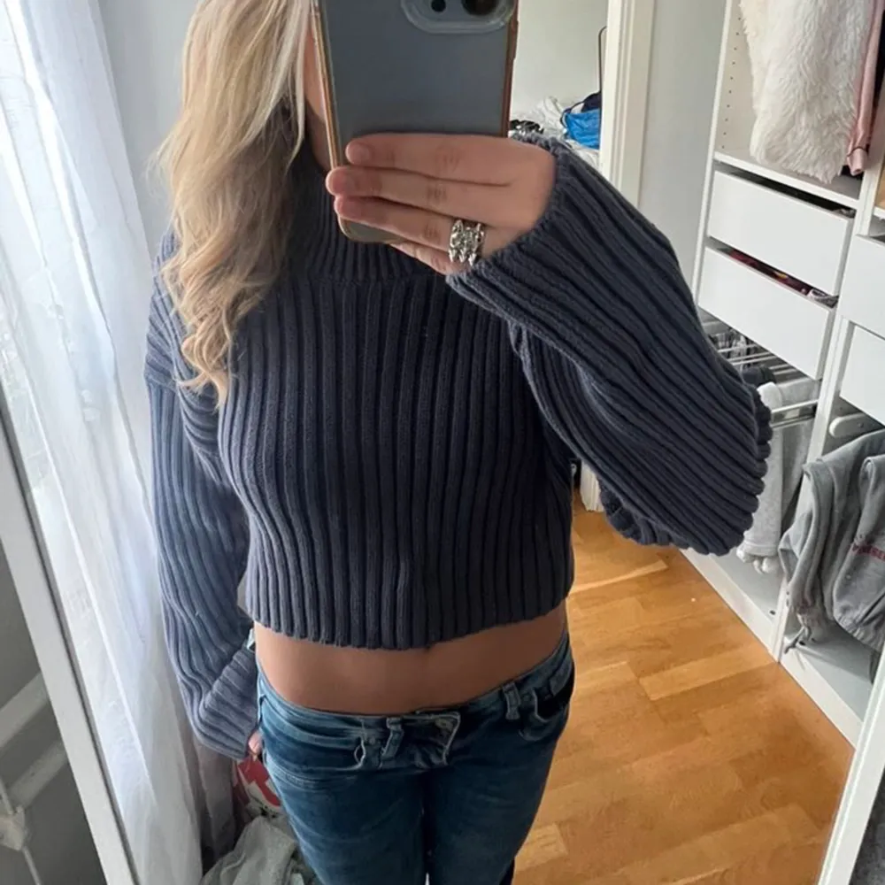 Asnice och skön stickad topp ifrån Zara, skit bra kvalitet då den bara är testad och prislappen är på!! Supersnygg till sommaren om man vill ha en spetstopp under eller ba ha den som den är! Passar till allt!. Neuletakit & Villapaidat.