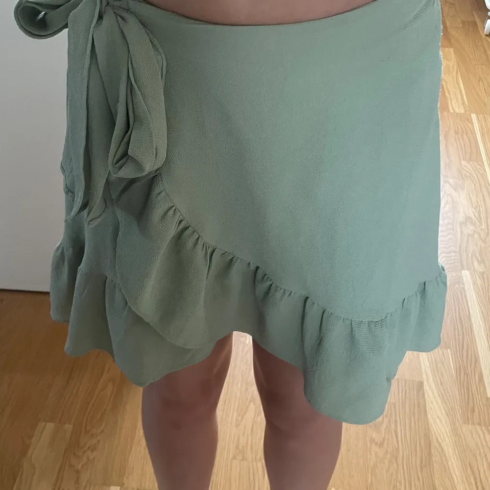 Grön kjol från Vero Moda. Säljer då den inte kommer till användning💚. Hameet.