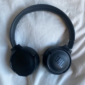 Jbl hörlurar - Säljer mina jbl hörlurar pga att jag inte använder dom länge. Allt funkar precis som det ska 💓💓💓
