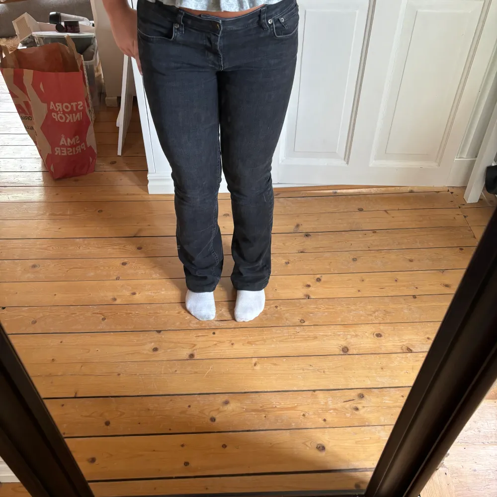 Säljer dessa lågmidjade bootcut jeans från zara då dom är för små för mig. 💋. Jeans & Byxor.