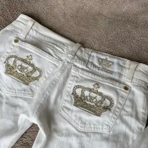 Säljer ett par vita low waisted bootcut VB jeans i jättefint skick! De är i storlek 29 och passar perfekt på mig som är ca 161 cm. Org pris: 650. Det nuvarande priset kan absolut diskuteras o det är bara att fråga om ni undrar något💓💓