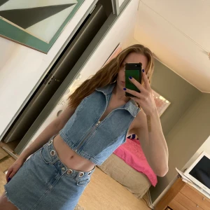 Jeanstopp Jeansväst Väst Jeanstyg Denim Crop top 90s Bikbok - Cool topp som tyvärr inte kommer till användning! Passar S/36. Fint skick! 🩵💙