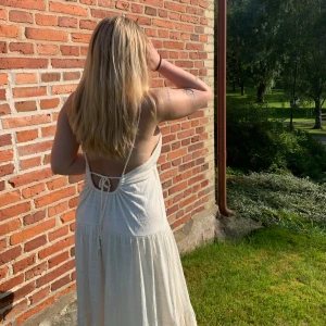 Klänning - Perfekt sommarklänning✨ cremevit i färgen🌷endast använd vid 1 tillfälle