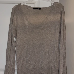 Beige tröja - En beige tunn tröja, skön till sommaren! Använt skick men absolut inga skador! 